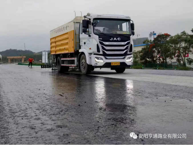 祝賀我司深汕西項目透層、封層試驗段圓 滿成功